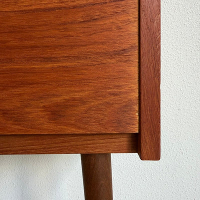 
                  
                    Vintage nachtkastje teak met lade - LOUI
                  
                