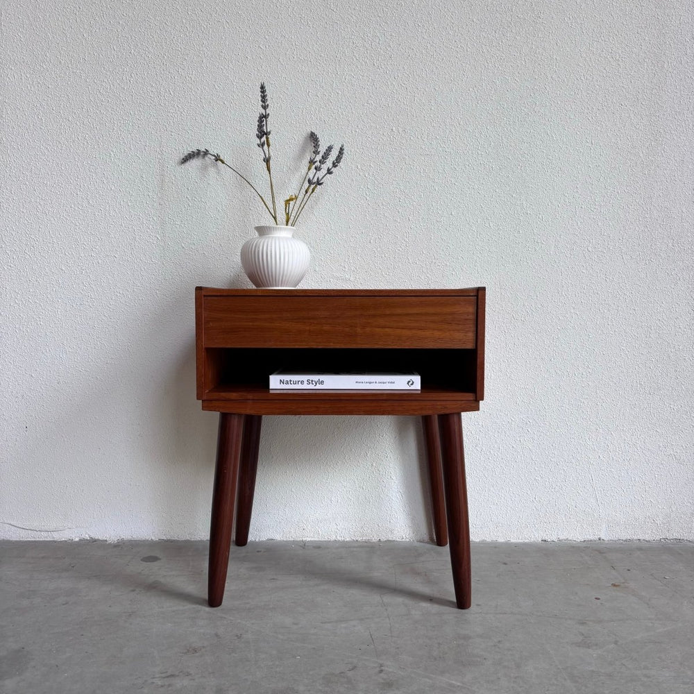 
                  
                    Vintage nachtkastje teak met lade - LOUI.STORE
                  
                