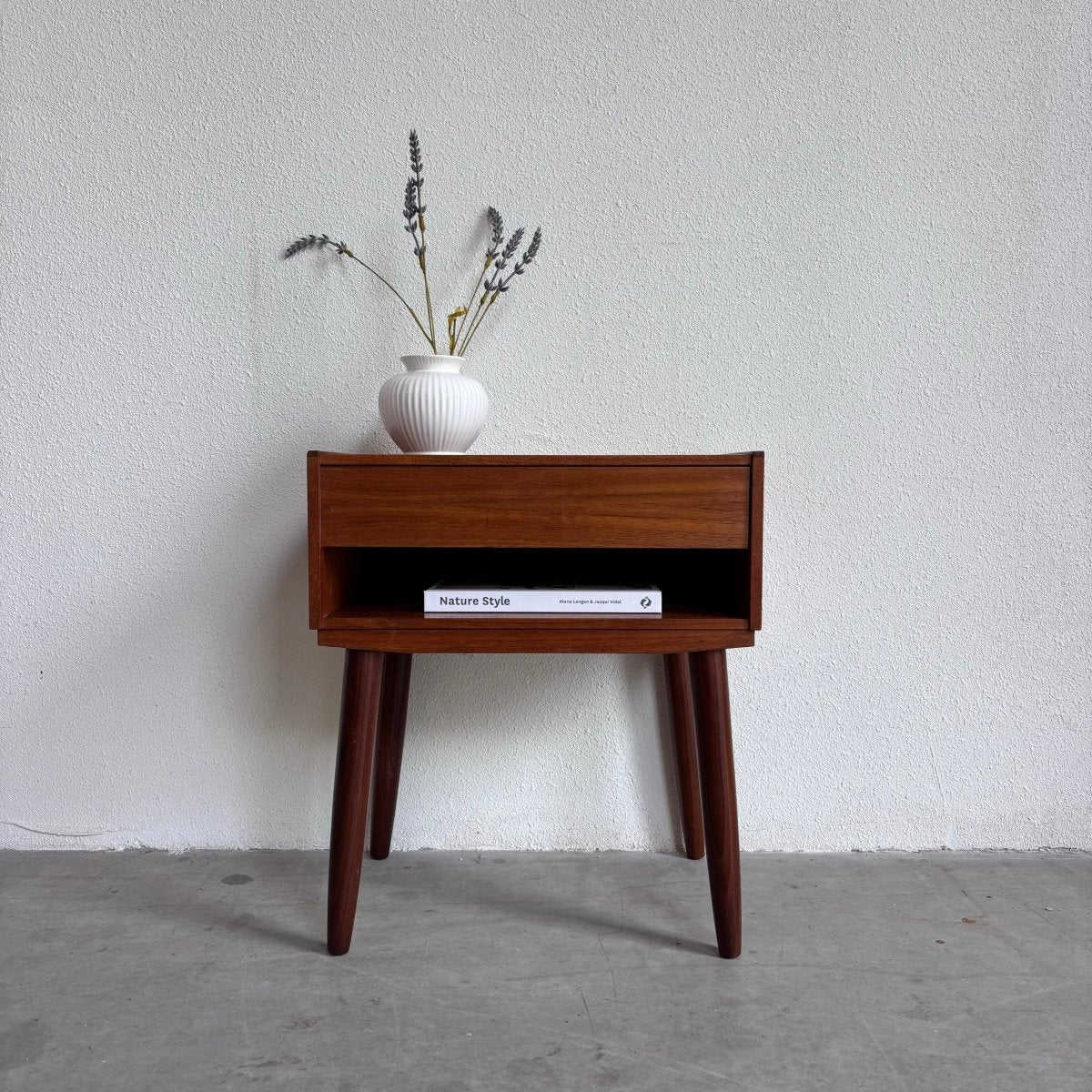 
                  
                    Vintage nachtkastje teak met lade - LOUI.STORE
                  
                