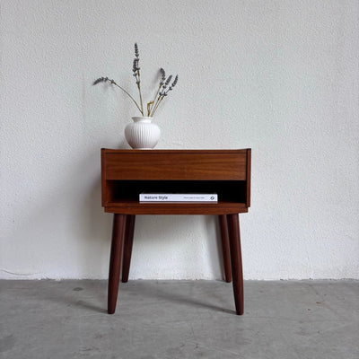 
                  
                    Vintage nachtkastje teak met lade - LOUI.STORE
                  
                