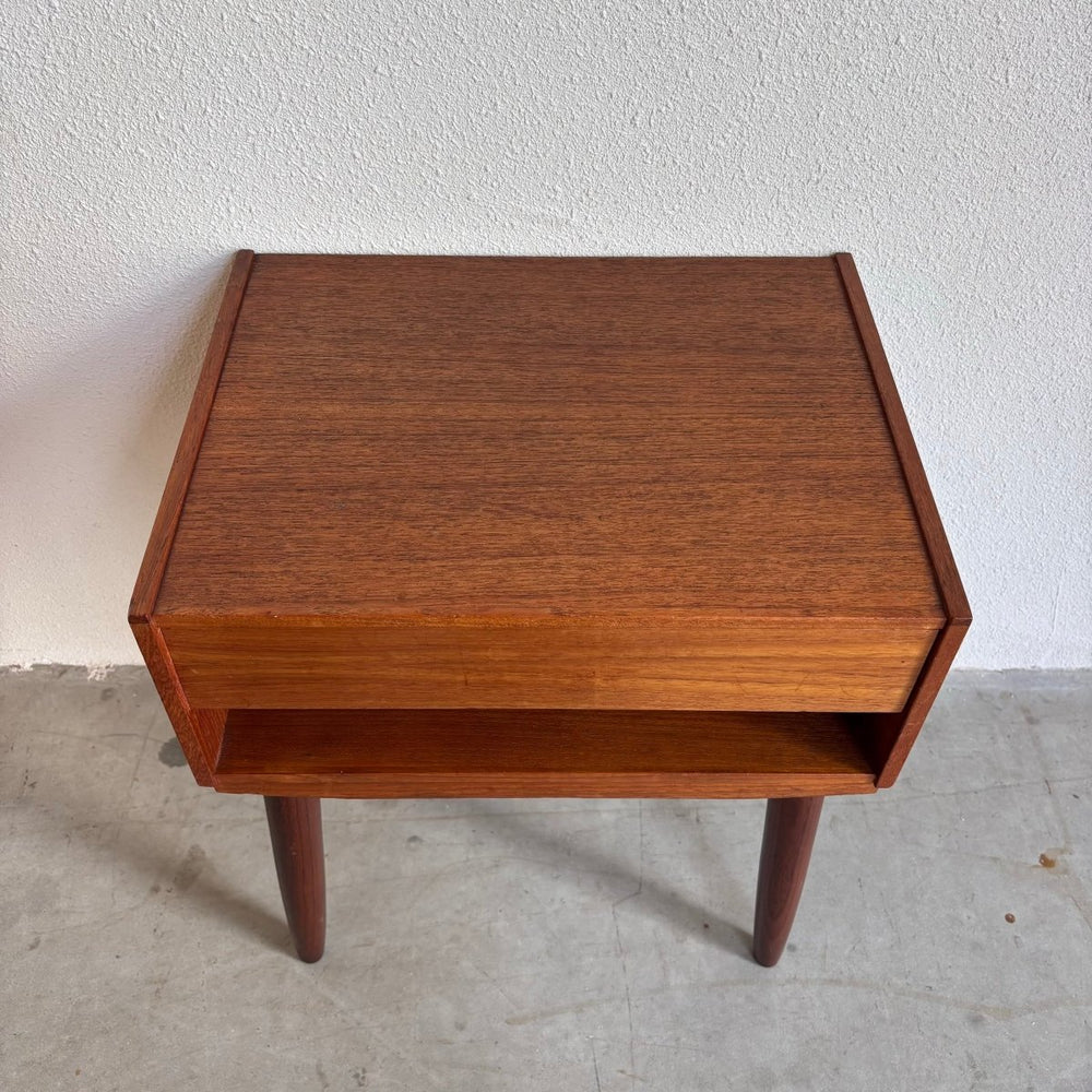 
                  
                    Vintage nachtkastje teak met lade - LOUI.STORE
                  
                
