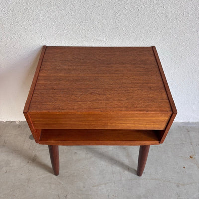 
                  
                    Vintage nachtkastje teak met lade - LOUI.STORE
                  
                