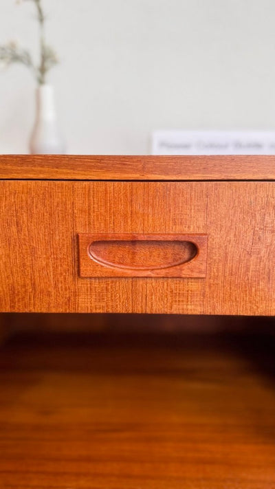 
                  
                    Vintage nachtkastje teak met lade - LOUI.STORE
                  
                