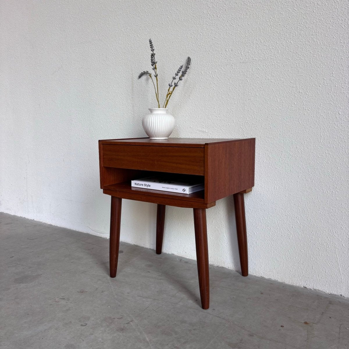 
                  
                    Vintage nachtkastje teak met lade - LOUI.STORE
                  
                