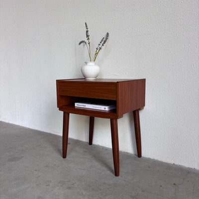 
                  
                    Vintage nachtkastje teak met lade - LOUI.STORE
                  
                