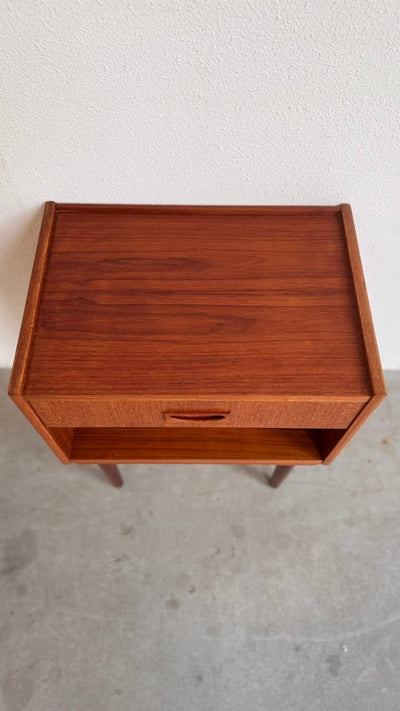 
                  
                    Vintage nachtkastje teak met lade - LOUI.STORE
                  
                