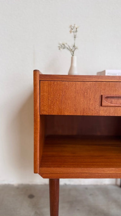 
                  
                    Vintage nachtkastje teak met lade - LOUI.STORE
                  
                