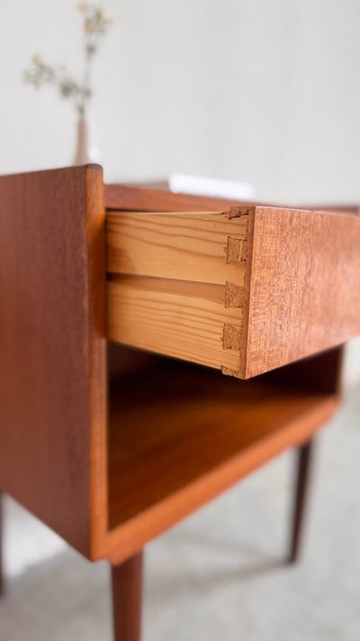 
                  
                    Vintage nachtkastje teak met lade - LOUI.STORE
                  
                