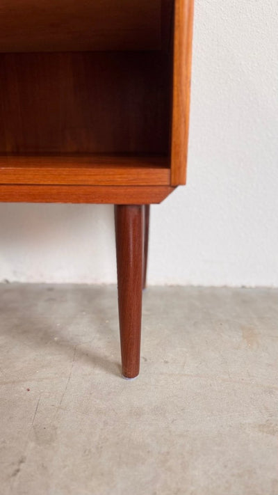 
                  
                    Vintage nachtkastje teak met lade - LOUI.STORE
                  
                