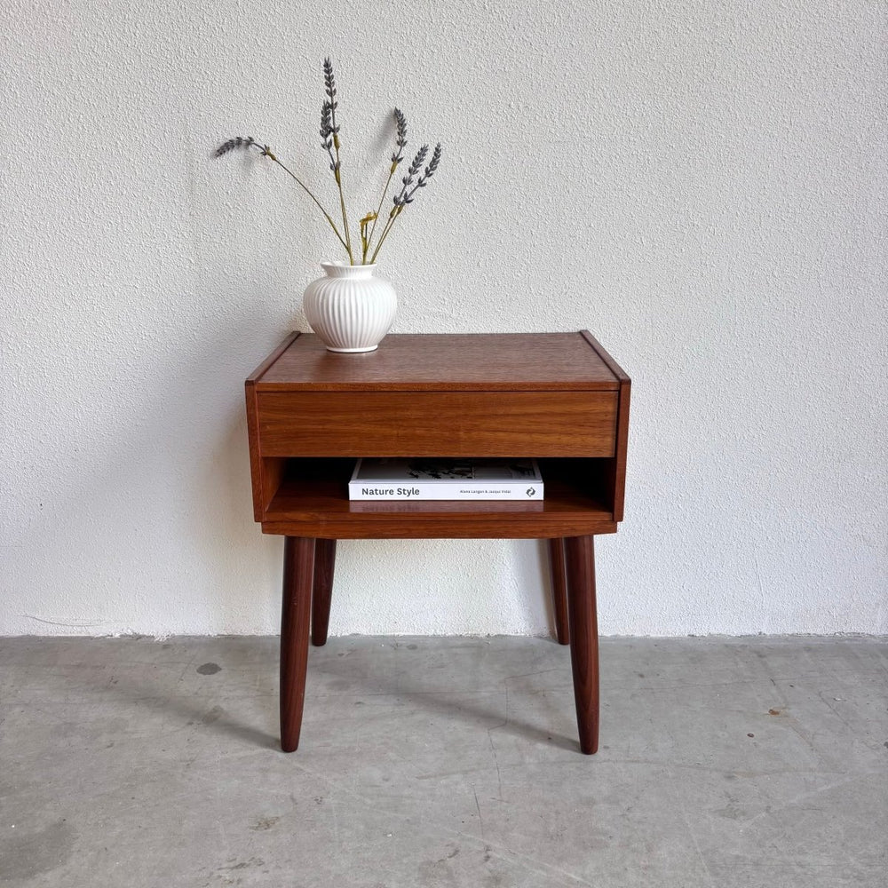 
                  
                    Vintage nachtkastje teak met lade - LOUI.STORE
                  
                