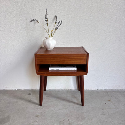 
                  
                    Vintage nachtkastje teak met lade - LOUI.STORE
                  
                