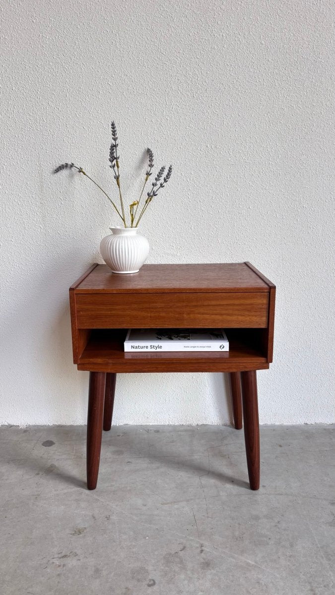 
                  
                    Vintage nachtkastje teak met lade - LOUI.STORE
                  
                