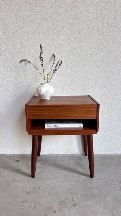
                  
                    Vintage nachtkastje teak met lade - LOUI.STORE
                  
                