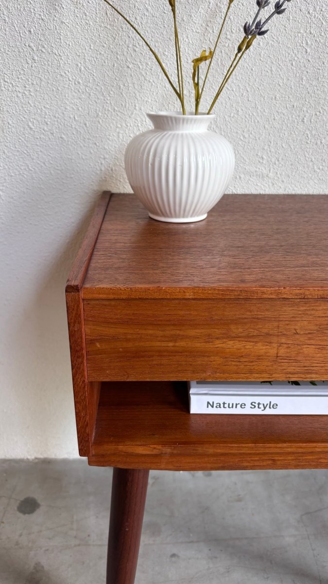 
                  
                    Vintage nachtkastje teak met lade - LOUI.STORE
                  
                