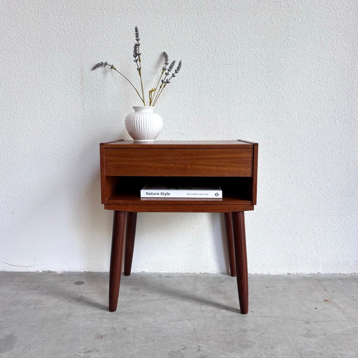 
                  
                    Vintage nachtkastje teak met lade - LOUI.STORE
                  
                