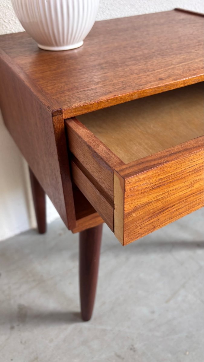 
                  
                    Vintage nachtkastje teak met lade - LOUI.STORE
                  
                