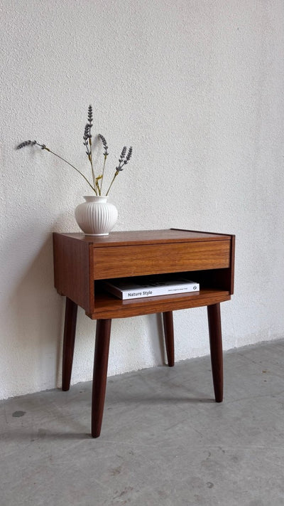 
                  
                    Vintage nachtkastje teak met lade - LOUI.STORE
                  
                