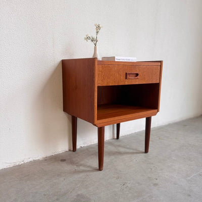 
                  
                    Vintage nachtkastje teak met lade - LOUI.STORE
                  
                