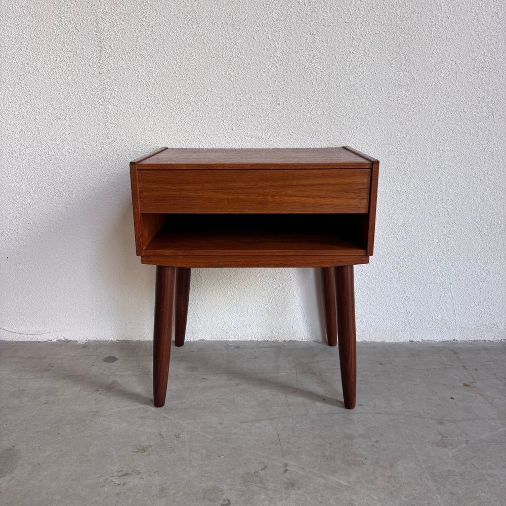 
                  
                    Vintage nachtkastje teak met lade - LOUI.STORE
                  
                