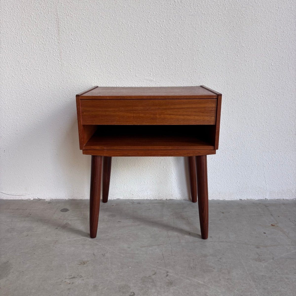 
                  
                    Vintage nachtkastje teak met lade - LOUI.STORE
                  
                