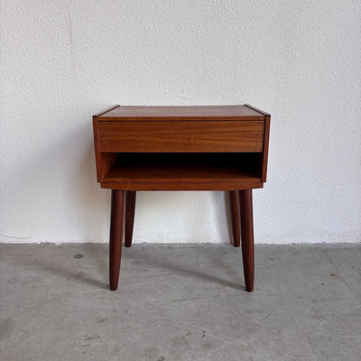 
                  
                    Vintage nachtkastje teak met lade - LOUI.STORE
                  
                