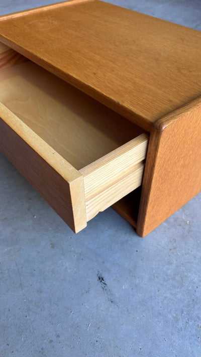 
                  
                    Vintage nachtkastjes zwevend eiken - LOUI.STORE
                  
                