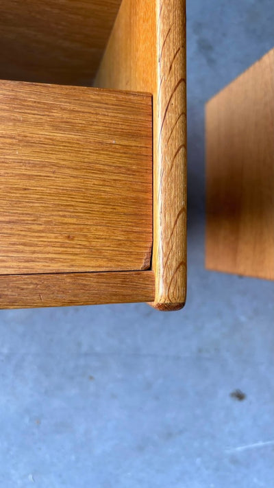 
                  
                    Vintage nachtkastjes zwevend eiken - LOUI.STORE
                  
                