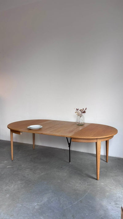
                  
                    Vintage Omann Junior eettafel eiken - LOUI.STORE
                  
                