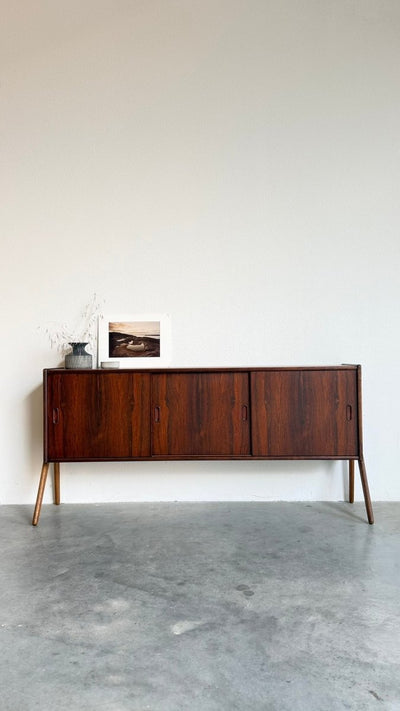 
                  
                    Vintage ondiep sideboard palissander eiken poten - LOUI
                  
                