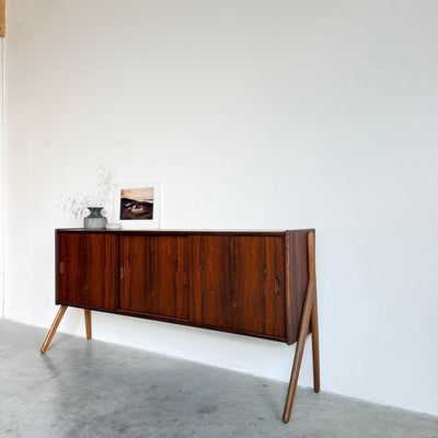 
                  
                    Vintage ondiep sideboard palissander eiken poten - LOUI
                  
                