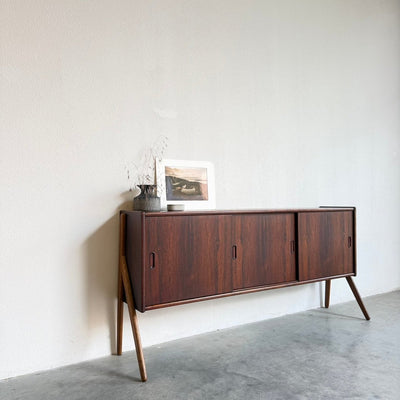 
                  
                    Vintage ondiep sideboard palissander eiken poten - LOUI
                  
                