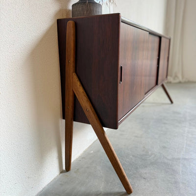 
                  
                    Vintage ondiep sideboard palissander eiken poten - LOUI
                  
                