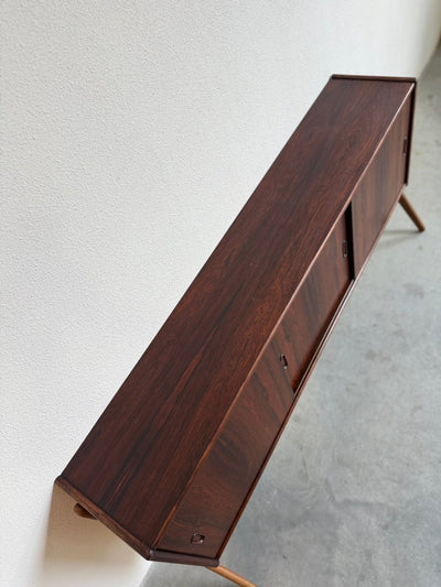 
                  
                    Vintage ondiep sideboard palissander eiken poten - LOUI
                  
                