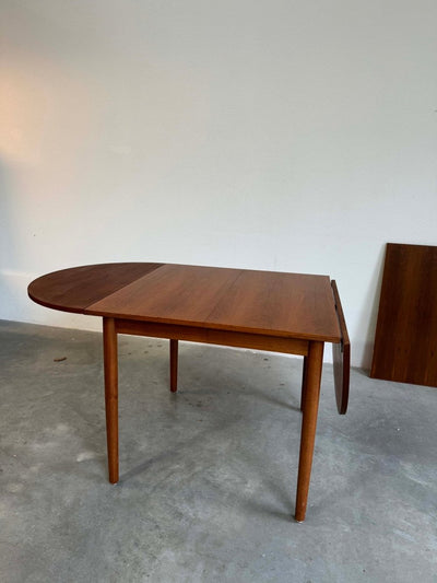 
                  
                    Vintage ovale uitschuifbare eettafel teak - LOUI.STORE
                  
                