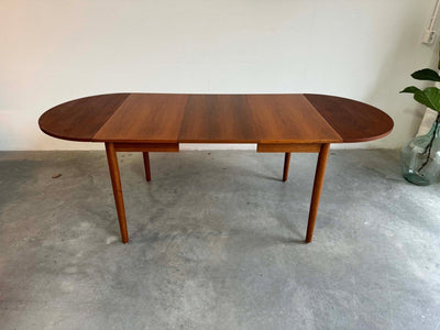 
                  
                    Vintage ovale uitschuifbare eettafel teak - LOUI.STORE
                  
                