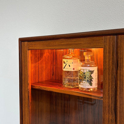 
                  
                    Vintage palissander boekenkast met glazen deurtjes & verlichting - LOUI.STORE
                  
                