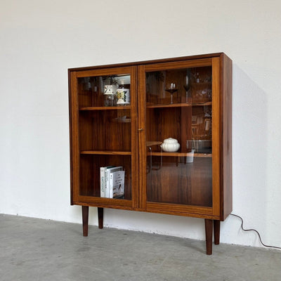 
                  
                    Vintage palissander boekenkast met glazen deurtjes & verlichting - LOUI.STORE
                  
                