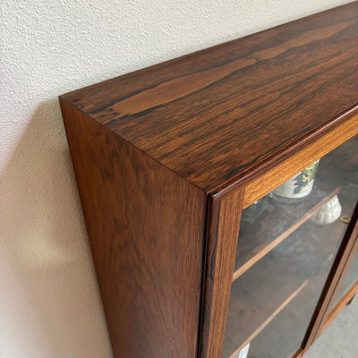 
                  
                    Vintage palissander boekenkast met glazen deurtjes & verlichting - LOUI.STORE
                  
                