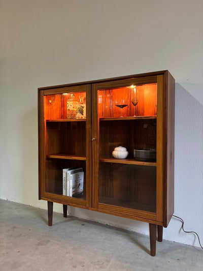
                  
                    Vintage palissander boekenkast met glazen deurtjes & verlichting - LOUI.STORE
                  
                