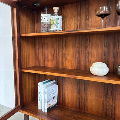 
                  
                    Vintage palissander boekenkast met glazen deurtjes & verlichting - LOUI.STORE
                  
                