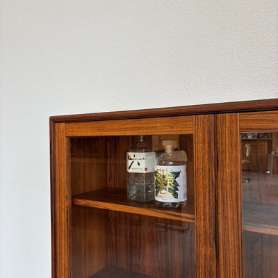 
                  
                    Vintage palissander boekenkast met glazen deurtjes & verlichting - LOUI.STORE
                  
                
