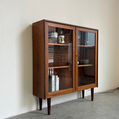 
                  
                    Vintage palissander boekenkast met glazen deurtjes & verlichting - LOUI.STORE
                  
                