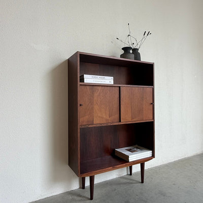 
                  
                    Vintage palissander boekenkast met schuifdeurtjes - LOUI
                  
                