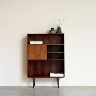 
                  
                    Vintage palissander boekenkast met schuifdeurtjes - LOUI
                  
                
