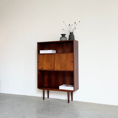 
                  
                    Vintage palissander boekenkast met schuifdeurtjes - LOUI
                  
                