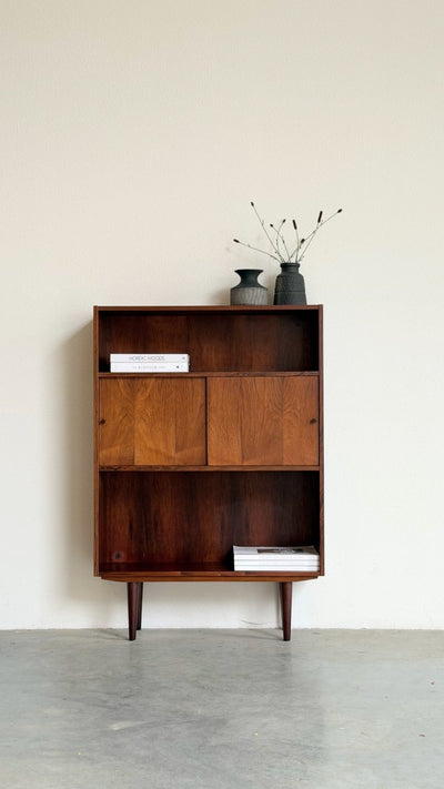 
                  
                    Vintage palissander boekenkast met schuifdeurtjes - LOUI
                  
                