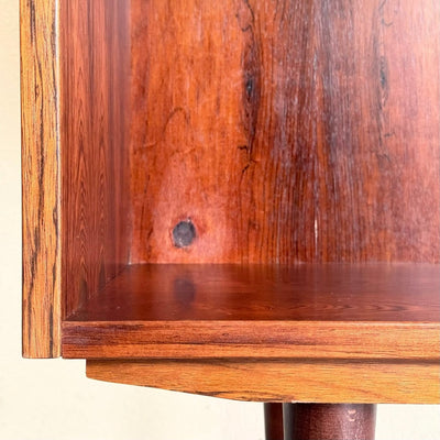 
                  
                    Vintage palissander boekenkast met schuifdeurtjes - LOUI
                  
                