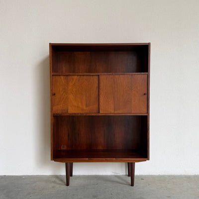 
                  
                    Vintage palissander boekenkast met schuifdeurtjes - LOUI
                  
                