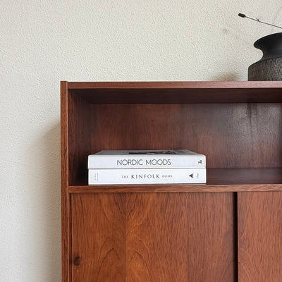 
                  
                    Vintage palissander boekenkast met schuifdeurtjes - LOUI
                  
                