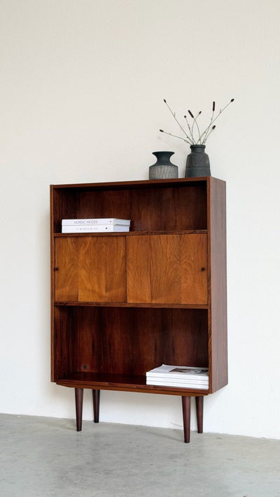 
                  
                    Vintage palissander boekenkast met schuifdeurtjes - LOUI
                  
                